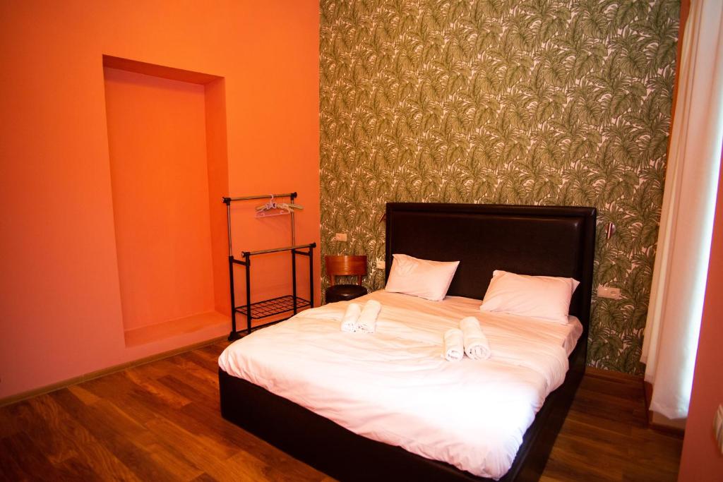 Yard-11 Hotel room 2