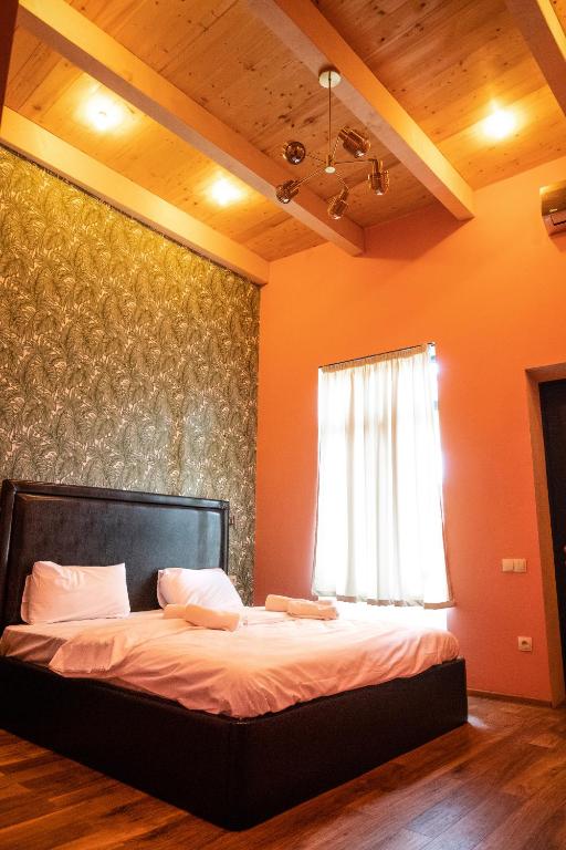 Yard-11 Hotel room 3