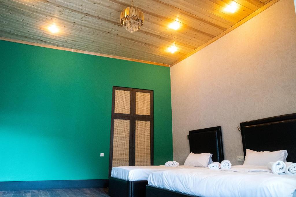 Yard-11 Hotel room 4