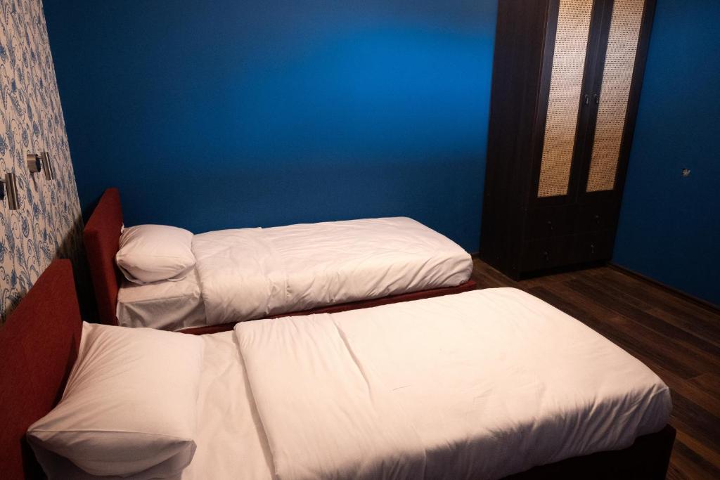 Yard-11 Hotel room 6